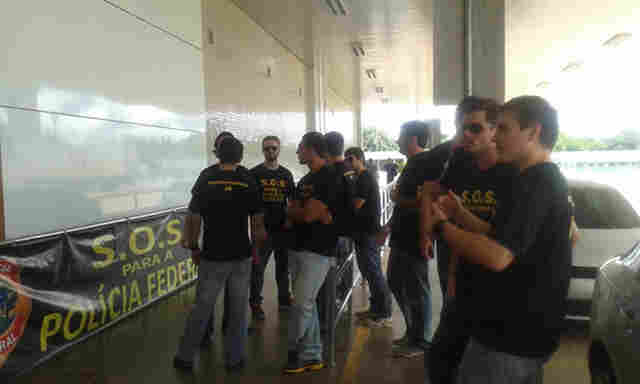 Agentes da PF realizam protesto no aeroporto