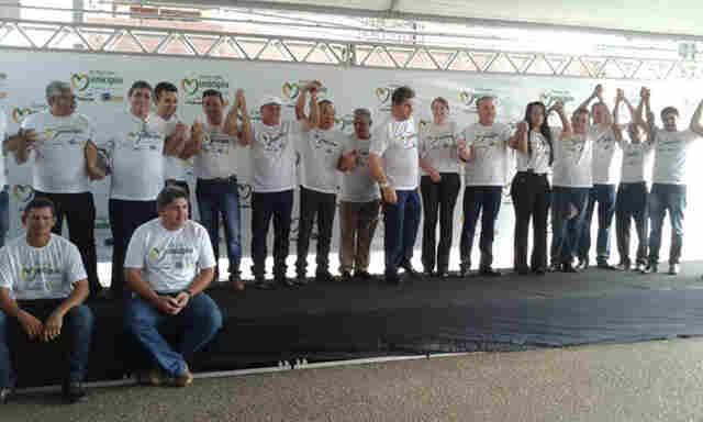 Prefeitos dizem que municípios vivem com "pires na mão"