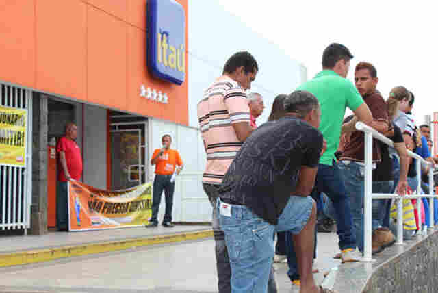 Protesto contra demissões fecha agência do Itaú em Porto Velho
