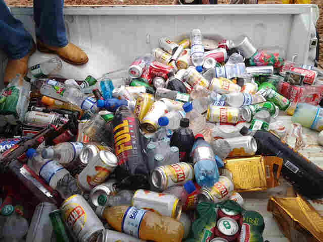 Bebidas apreendidas com ambulantes são destruídas pela Prefeitura