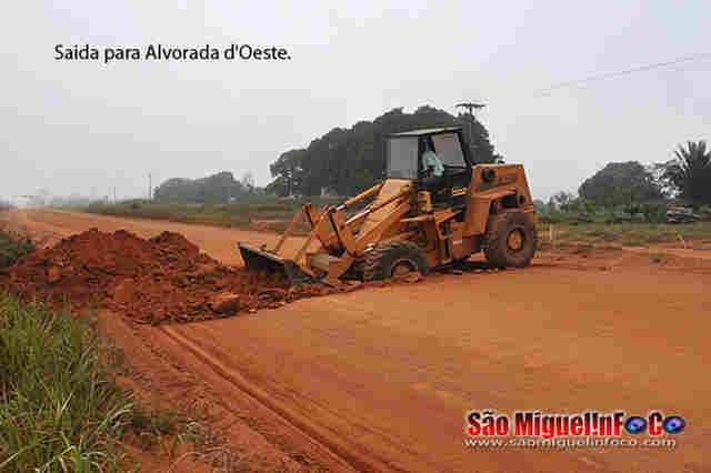 Bloqueio da BR-429 isola São Miguel e outros municípios