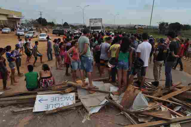 Após reintegração de posse, sem teto fecham a BR-364
