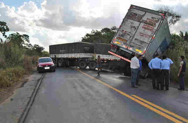 Acidente envolvendo duas carretas deixa vítima fatal na BR 364