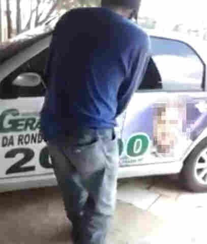 ELEITOR ARRANCA ADESIVO DE CANDIDATO DEPOIS DE SOFRER SUPOSTO CALOTE
