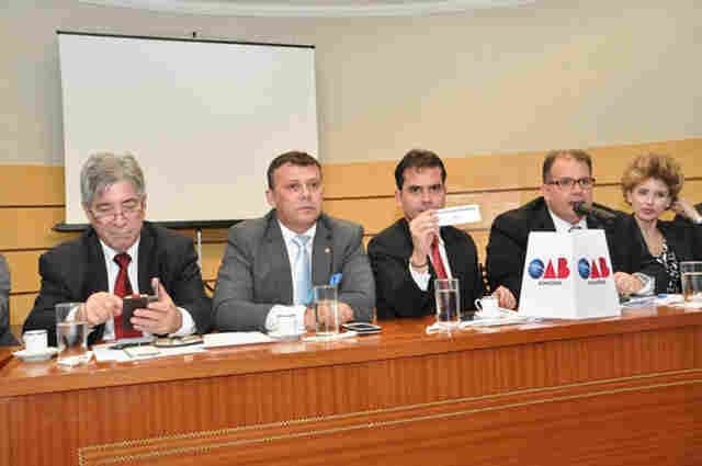 Ato Cívico na OAB/RO reúne candidatos para assinatura de termo contra a corrupção