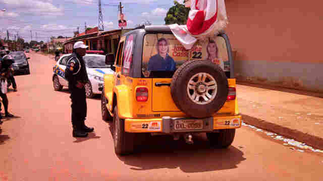 PM adverte motorista que fazia propaganda em frente a Escola