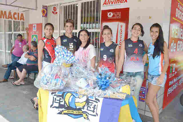 Equipe vende rifa para custear viagem