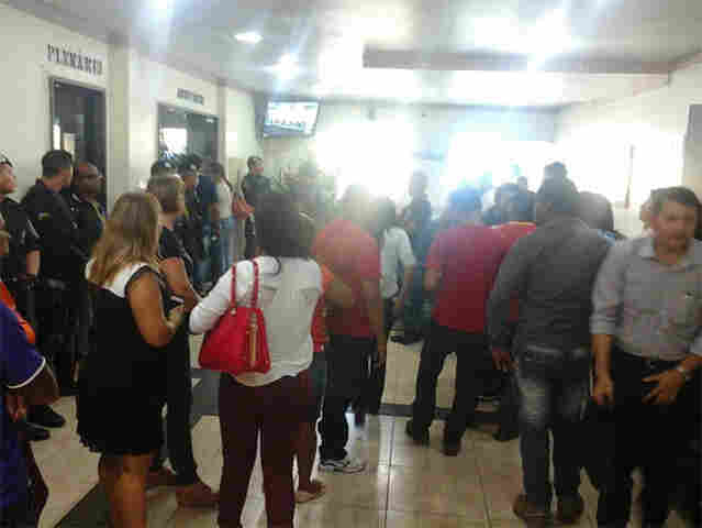 CÂMARA LOTADA PARA LEITURA DE RELATÓRIO QUE ENVOLVE PREFEITO