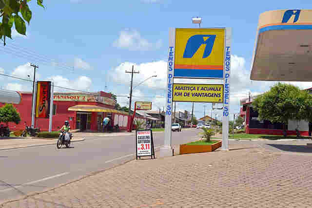 Comerciante exagera em placa e prefeitura toma providências