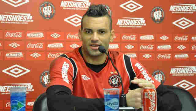 Goleiro do Atlético Paranaense doa camisa e participa de jogo com a imprensa