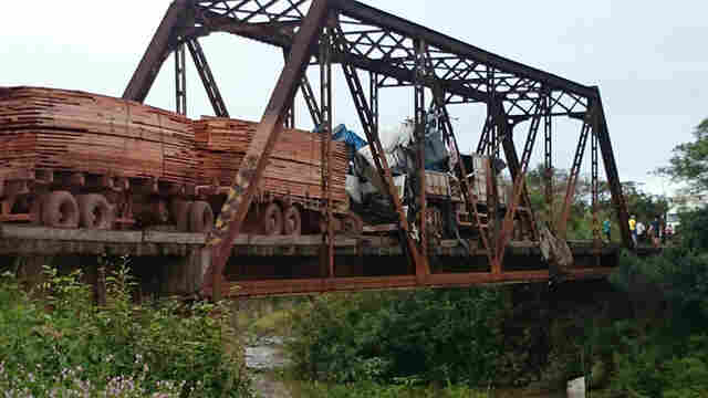 Carretas batem de frente e interditam acesso a Guajará-Mirim