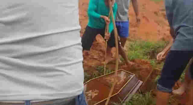 FILHOS ENTERRAM A PRÓPRIA MÃE EM CANDEIAS; PREFEITO PEDE DESCULPAS