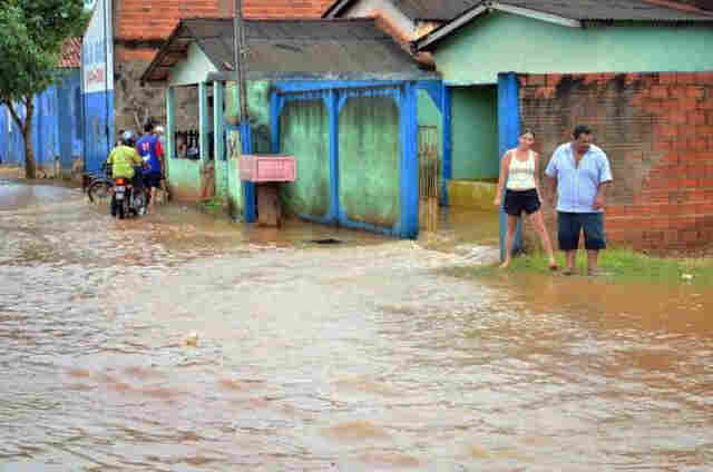 RIOS TRANSBORDAM E MORADORES SÃO RETIRADOS EM CACOAL