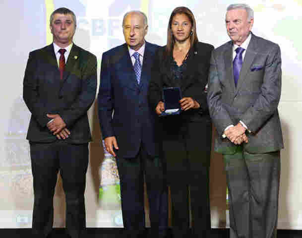 Rondoniense recebe escudo da FIFA para atuar em jogos internacionais