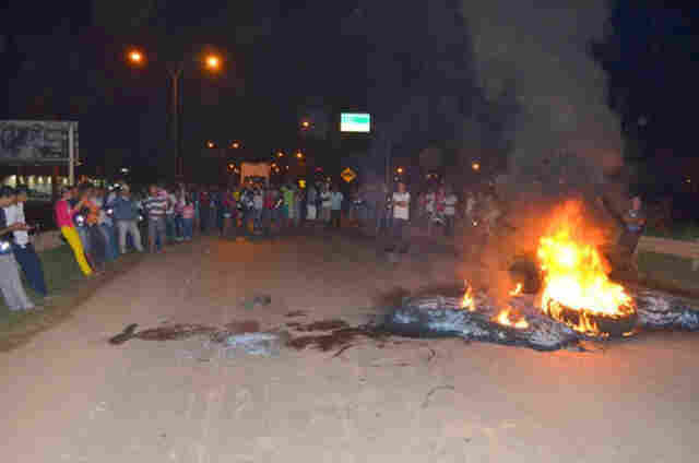 Movimento de camponeses bloqueia 364 em Jaru