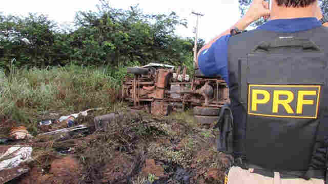 Caminhoneiro e motociclista morrem em acidente