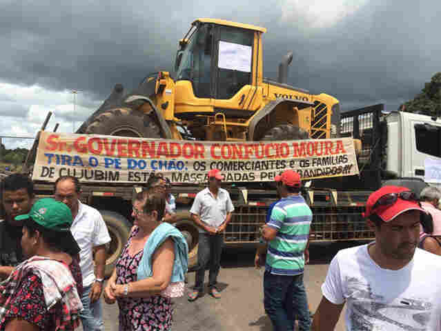 Representantes do Governo negociam e manifestantes desbloqueiam a BR-364
