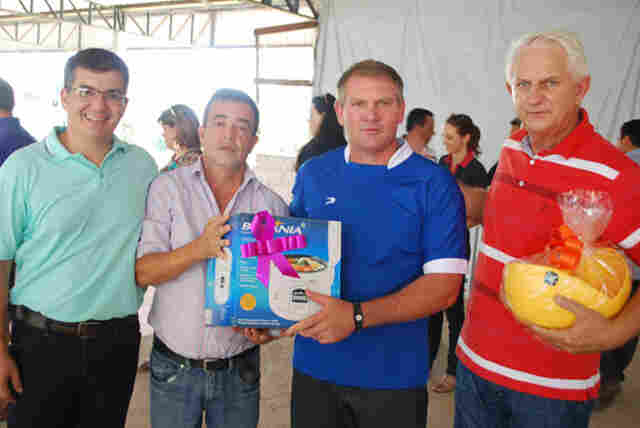 Airton Gurgacz parabeniza funcionário Padrão 2015 da Eucatur