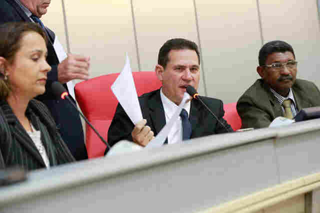 Maurão indica recuperação de bueiros em Três Coqueiros