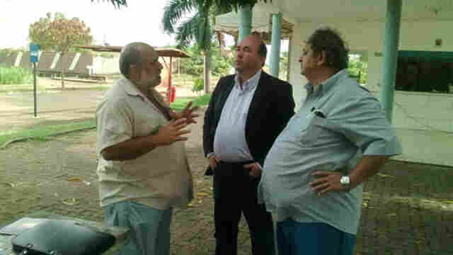 Praça do 4 de janeiro passa por reforma e vereador inspeciona obra