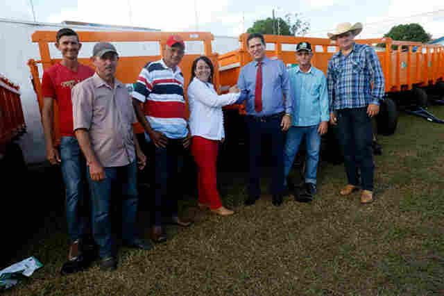 Maurão entrega implementos agrícolas para associações