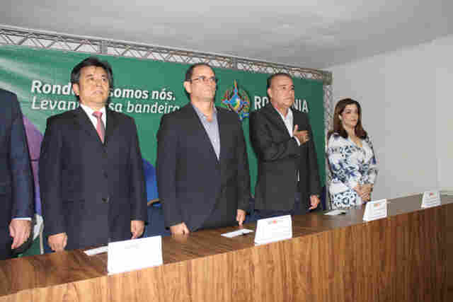 Com o Governo da China, governadores discutem implantação de ferrovia