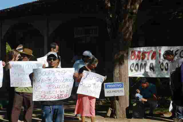 Moradores do Iquê protestam contra "calote eleitoral" do prefeito José Rover
