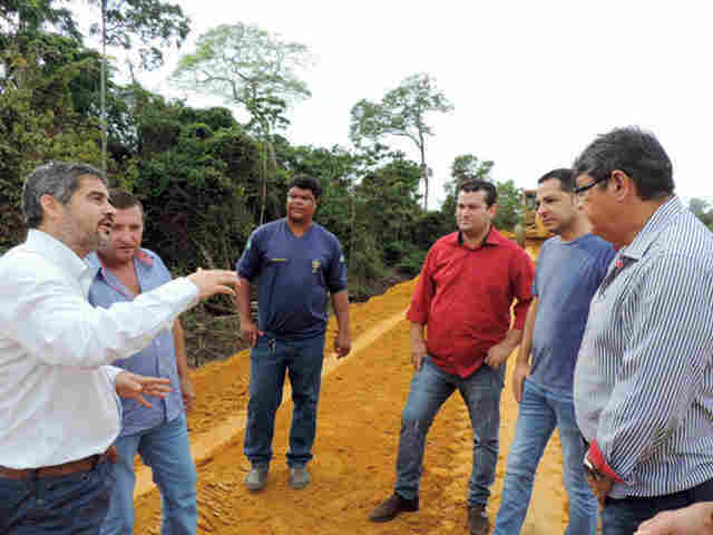 Ezequiel Junior e Coronel Caetano entregam caminhões e vistoriam reinício de obra em Machadinho