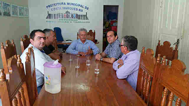 Com folha atrasada e problemas no CAUC, prefeito de Costa Marques pede ajuda a Laerte Gomes