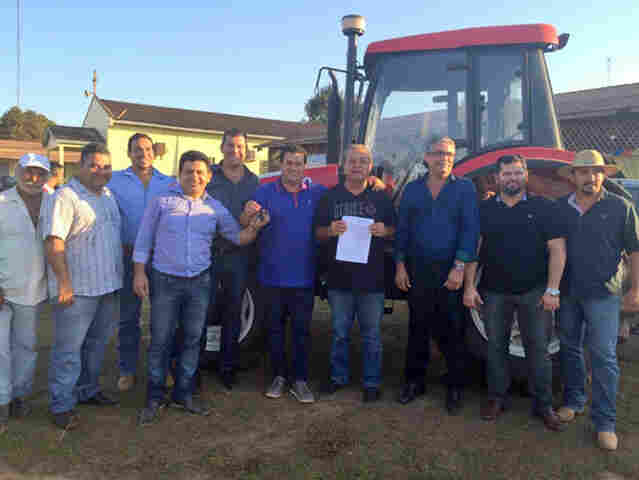 Ezequiel Junior entrega trator com implemento em Vista Alegre do Abunã