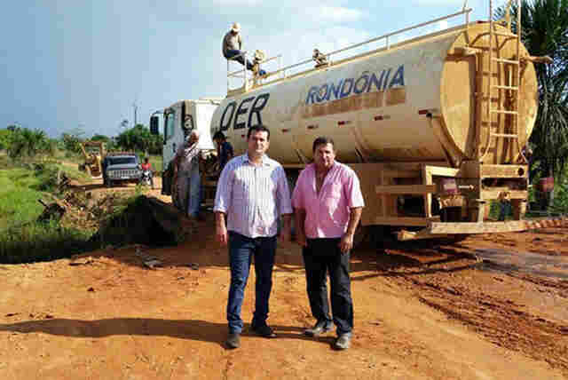 Ezequiel acompanha recuperação de estrada em Machadinho