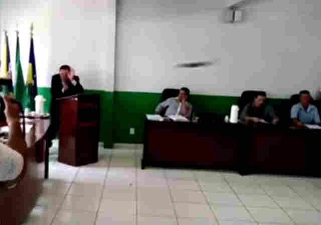 CHAMADO DE COVARDE, VEREADOR JOGA MICROFONE CONTRA COLEGA EM BURITIS; Vídeo