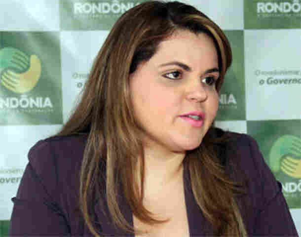 Ex-coordenadora de Regularização Fundiária desafia chefe da Casa Civil e leva tinta do governador