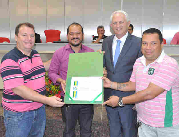 Airton Gurgacz homenageia Genus e torcida organizada