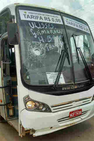 VÂNDALOS DEPREDAM ÔNIBUS CONTRATADO PELA PREFEITURA EM PORTO VELHO; SINDICATO E VEREADOR FIZERAM AMEAÇAS