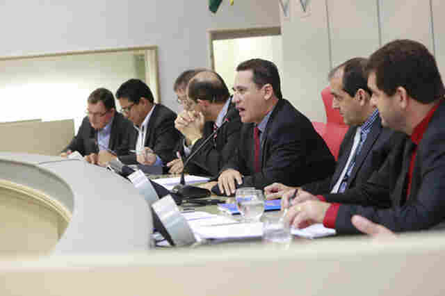 Prefeitos e parlamentares debatem questões municipalistas em audiência