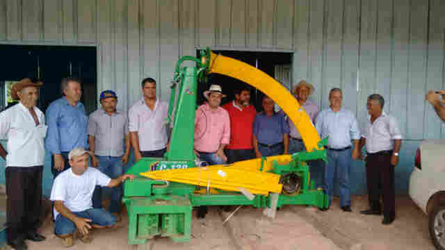 Ezequiel Junior entrega equipamento para agricultura em Santa Luzia