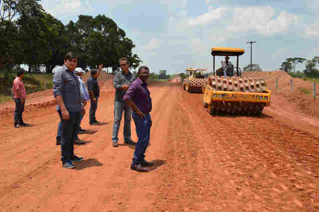 Cleiton Roque fiscaliza obras na RO-489