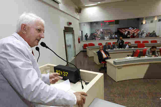Airton Gurgacz lamenta retirada de máquinas das obras de Ji-Paraná