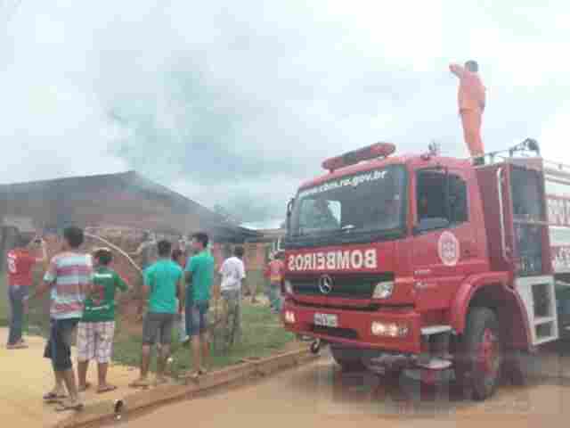 Incêndio em residência mobiliza Corpo de Bombeiros e fogo é controlado