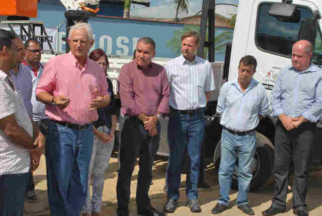 Airton Gurgacz entrega caminhões em Ji-Paraná