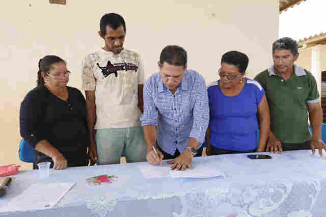 Maurão entrega caminhão para produtores de farinha, em Porto Velho