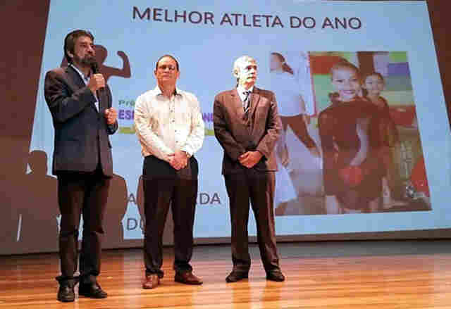 Raupp participa de homenagem a desportista