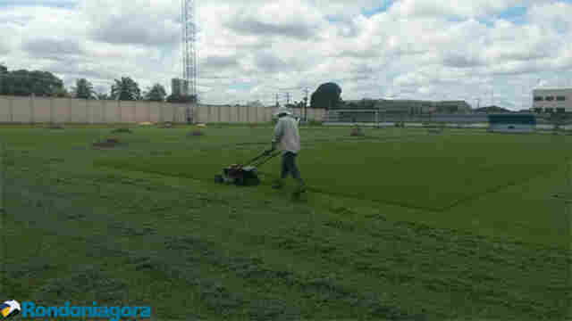 Gramado do estádio Aluizão passa por ajustes e reforma ainda contempla iluminação
