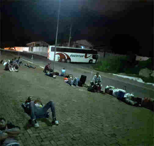 Após derrota no Aluizão, ônibus com delegação do Ji-Paraná fica preso em rua de Porto Velho