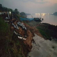 BARRANCO DESABA NA CAPITAL COM MAIS DE 10 CARRETAS