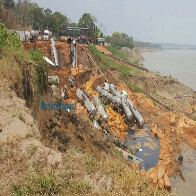 Defesa Civil monitora área onde barranco cedeu com 12 carretas e uma camionete