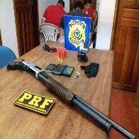 Três homens são detidos pela PRF com espingarda e munições