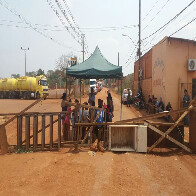 Moradores bloqueiam acesso ao Bairro Nacional e trânsito fica parado