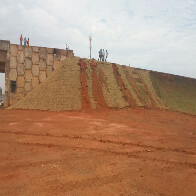 Falta de drenagem forma cratera em lateral do viaduto do Trevo do Roque